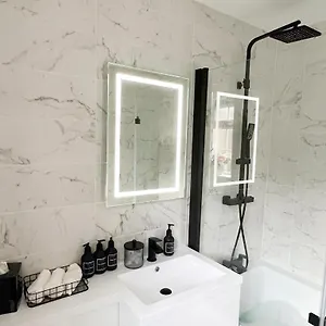 https://stunning-newly-decorated-one-bedroom-flat-with-own.brighton-hotels-england.com